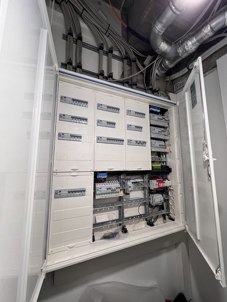 68A3CB82-9893-40E0-9543-09051A3888BD_1_105_c