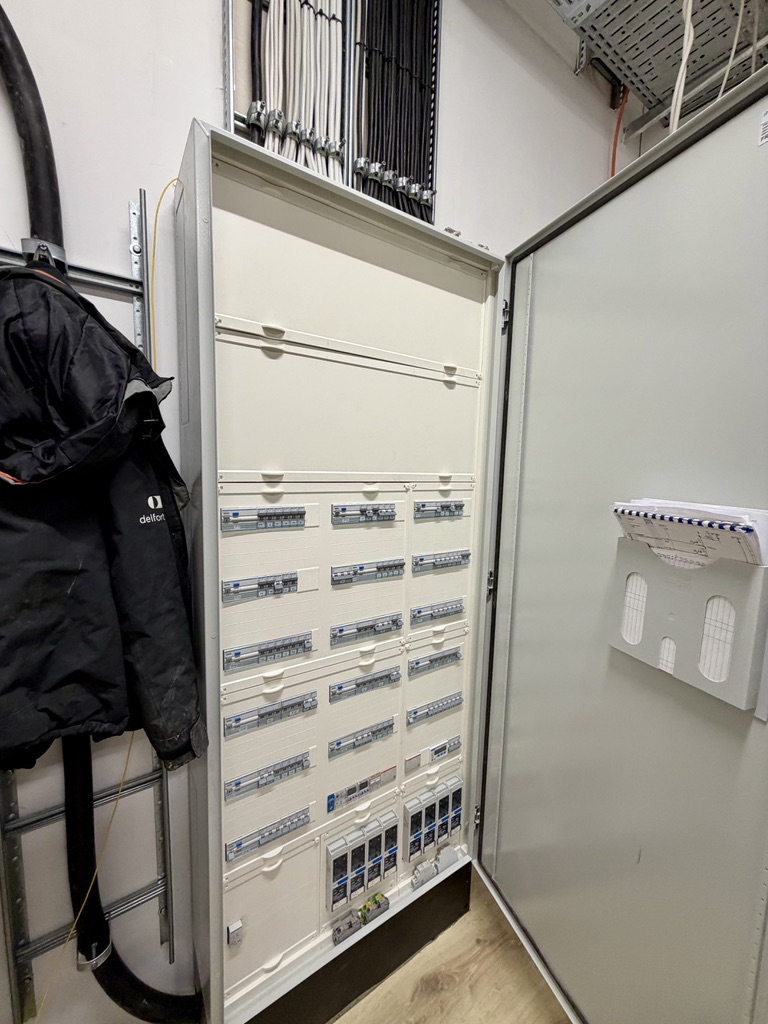 A3BAAD6E-4A37-4750-9543-B337D7C7F0A5_1_105_c