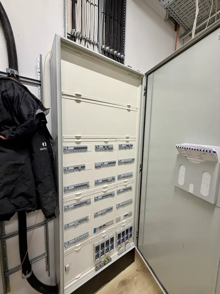 A3BAAD6E-4A37-4750-9543-B337D7C7F0A5_1_105_c